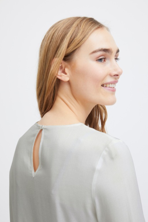 Blouse plissée à l'encolure